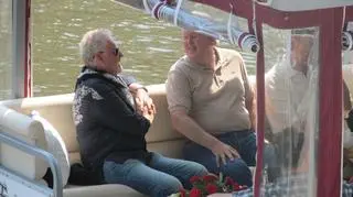 Brian May i Roger Taylor z zespołu Queen zwiedzają Wrocław… z poziomu łódki. Muzycy, którzy w sobotę razem z Adamem Lambertem zagrają na stadionie, skorzystali z pięknej pogody i wybrali się na rejs po Odrze.