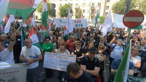 Protestowali przed MON, ale minister do nich nie wyszedł. Zapowiedź protestu "do skutku" 