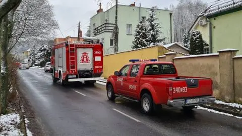 Weszli do domu, na parterze znaleźli nieprzytomne małżeństwo. Mężczyzny nie udało się uratować