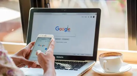laptop komputer google shutterstock_572139568