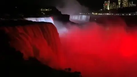 Niagara w biało-czerwonych barwach z okazji 40-lecia "Solidarności"