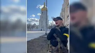 Znany ukraiński muzyk broni kraju i śpiewa na ulicach Kijowa 