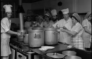 Przygotowania do kolacji sylwestrowej w 1975 roku w jednym z poznańskich hoteli