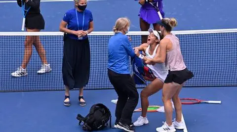 Bolesny uraz przekreślił marzenia o finale. Zapłakana tenisistka opuściła kort na wózku