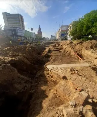 Fragmenty twierdzy wzniesionej przez Szwedów, w tle gorzowska katedra