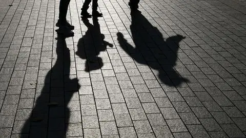 Pijana matka z trójką dzieci szła drogą wojewódzką, nie mieli odblasków 