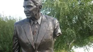 Reagan bez ręki