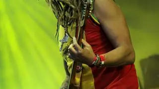 Lider Maleo Reggae Rockers na scenie 