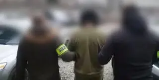 Marceli C. prowadzony przez policjantów