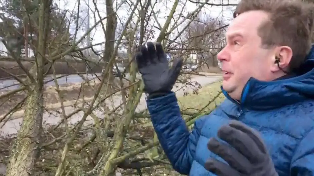 Reporter TVN24 przegrał z wichurą