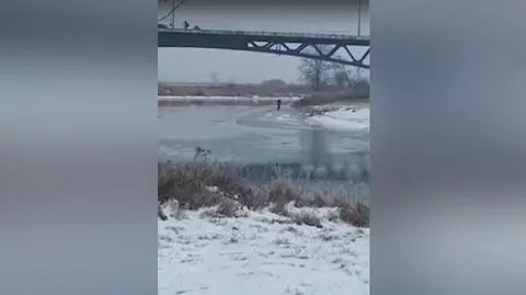 Dwaj chłopcy na zamarzniętej rzece. "Policjant krzyczał, żeby zeszli, ale go nie słyszeli" 