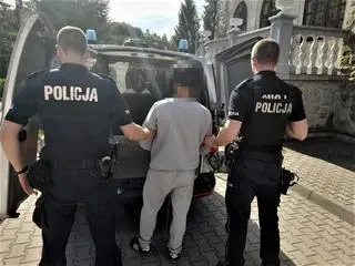 Rytro. Groził maczetą rowerzystom i uciekł do lasu. Podejrzany w rękach policji