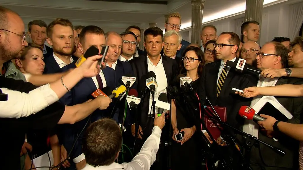 Nie dali nam zgłaszać wniosków formalnych wszystkie poprawki które zostały zgłoszone zostały zblokowane