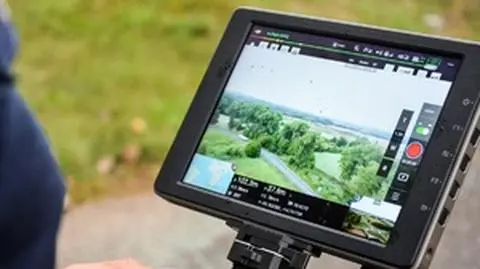 Chory mężczyzna zgubił się lesie. Odnalazł go dron z kamerą termowizyjną