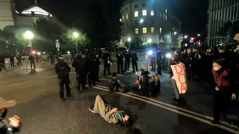 Strajk Kobiet protestował przed Sejmem. "Patrzymy na ręce politykom"