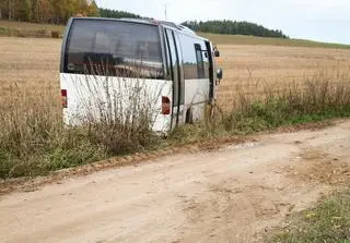 Autobus ugrzązł w polu 