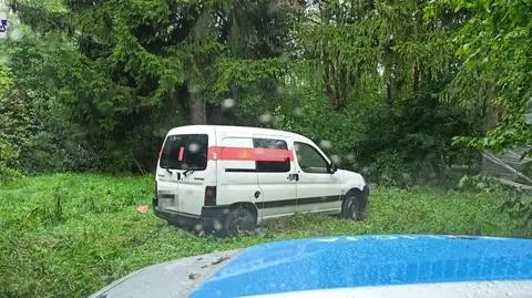 Kradzione auto, w środku spał 22-latek. "Dla bezpieczeństwa pozamykał wszystkie drzwi"