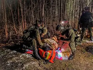Czworo migrantów utknęło na bagnach, akcja ratunkowa trwała kilka godzin