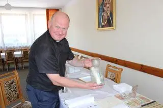 Ksiądz Tomasz Lis zebrał rzeczy, które trafiły do kapsuły 