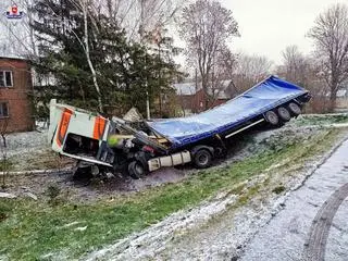 Po zderzeniu się lusterkami, wpadł do rowu
