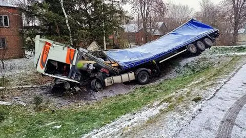 Po zderzeniu się lusterkami, wpadł do rowu