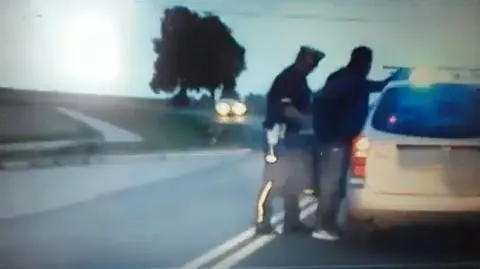 75-latek podążał "wężykiem", nie wiedział, że jedzie za nim policjant. Nagranie