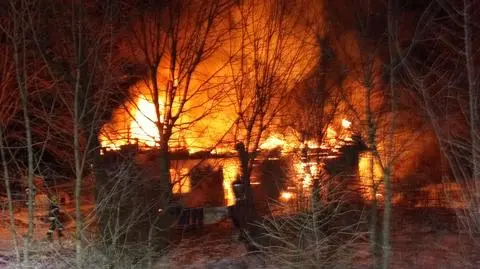 Budynek stanął w ogniu nad ranem  