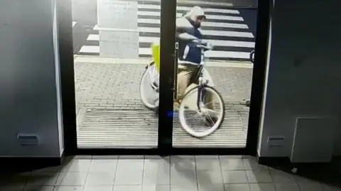 Próbował wjechać rowerem do urzędu