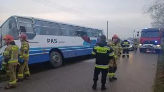 Autobus szkolny wpadł do rowu. Opiekun i kierowca wybili szybę i ewakuowali dzieci