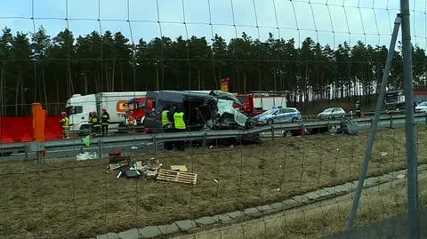 Bus zderzył się z ciężarówką, później uderzył w bariery. Cztery osoby nie żyją