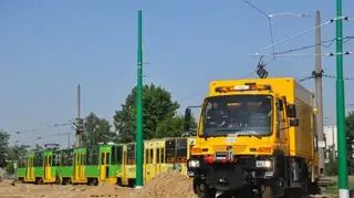 Tym razem Mercedes Unimog musiał uciągnąć dwa tramwaje
