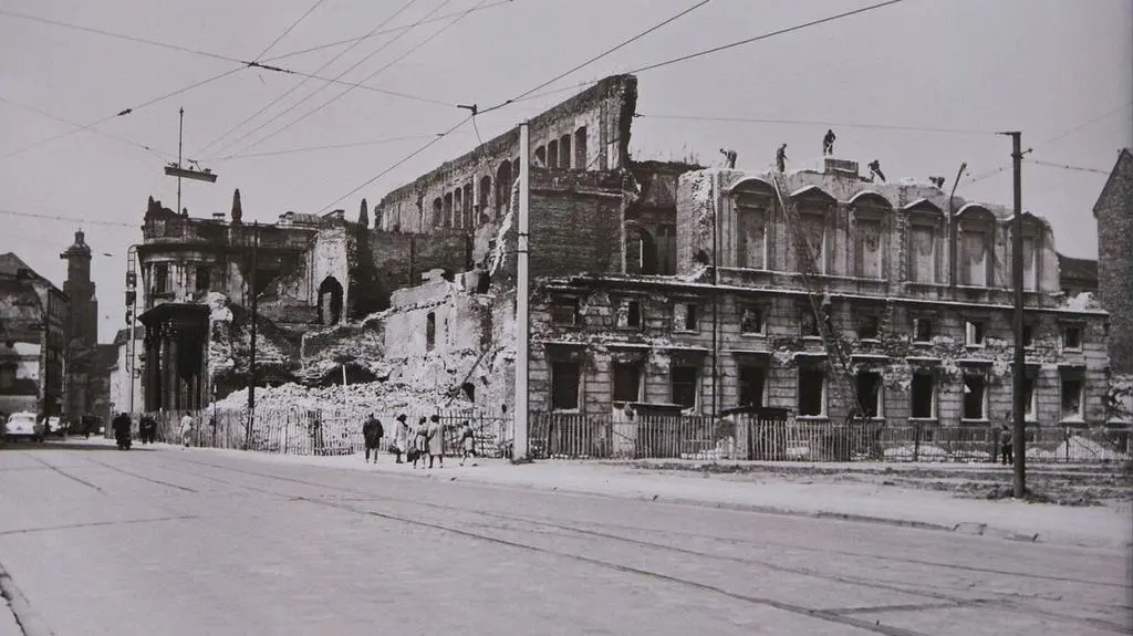 Rozbiórka ruin pałacu Hatzfeldów