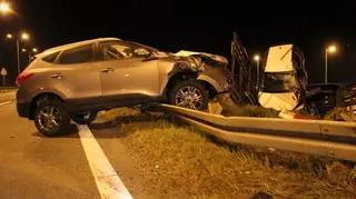 Laweta z autami zjechała z autostrady na lokalną drogę