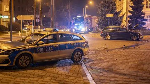 Policjanci staranowali na rondzie uciekające audi