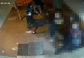 Pobicie przed jednym z lokali przy ulicy Kossaka w Bydgoszczy 