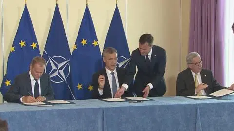 Moment podpisania wspólnej deklaracji UE-NATO
