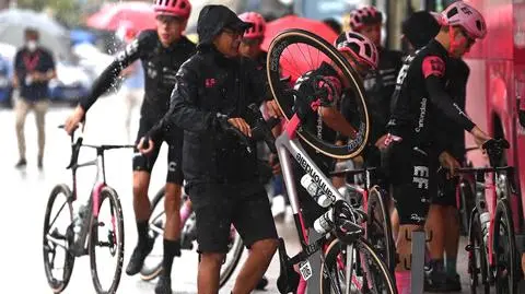 Pogodowych "atrakcji" na Vuelcie ciąg dalszy. "To karma dla organizatorów"