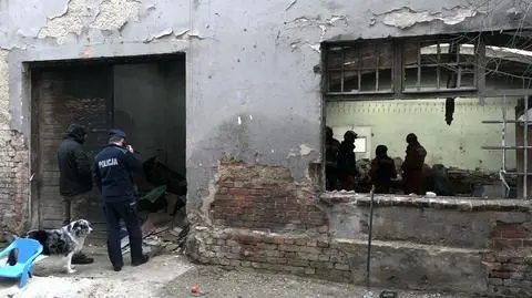 Zawalił się dach dawnej fabryki mebli. Strażacy sprawdzali, czy pod gruzami są ludzie