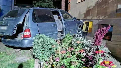 Pijana wjechała w budynek, uszkodziła skrzynkę gazową i uciekła
