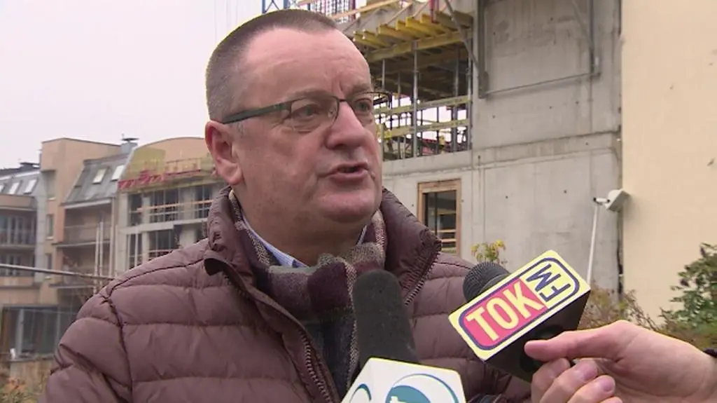 Przez szczelinę w ścianie do mieszkania wlał się beton