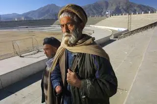 Abdul Jalil (z przodu) i Mohammed Ismael (z tyłu) przy stadionie Ghazi w Kabulu. Abdulowi rękę odcięli talibowie, gdy oskarżyli go o kradzież. Mohammed był w tym czasie opiekunem stadionu. Zdjęcie z 26 stycznia 2002 roku