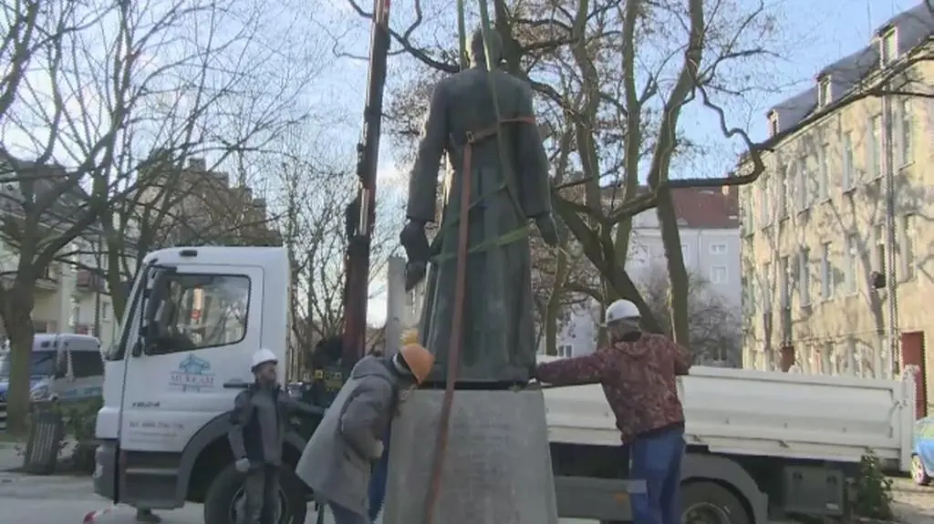 Statua Jankowskiego zdjęta z cokołu