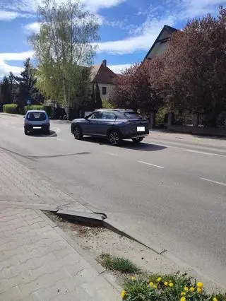 Samochód księdza pozostawiony na środku jezdni