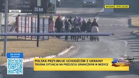 medyka strażnik graniczny niesie dziecko