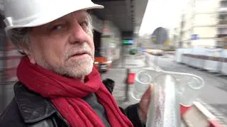 Tadeusz Sawa-Borysławski trzyma nagrodę za projekt galerii