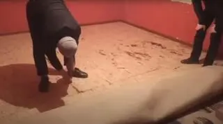 Wejście do tunelu ukryte pod podłogą 