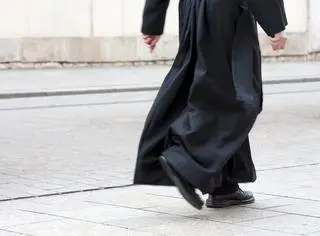 Ksiądz miał podglądać innego mężczyznę w toalecie