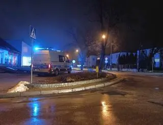 Kierowca zasnął w samochodzie na skrzyżowaniu