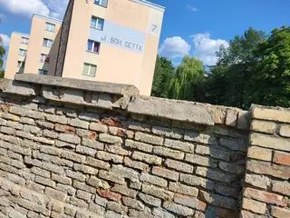 Wyremontowane zostało też ogrodzenie cmentarza gettowego (zdjęcie z lipca 2023) 