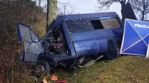 Bus wypadł z drogi i uderzył w drzewo. Nie żyją dwie osoby